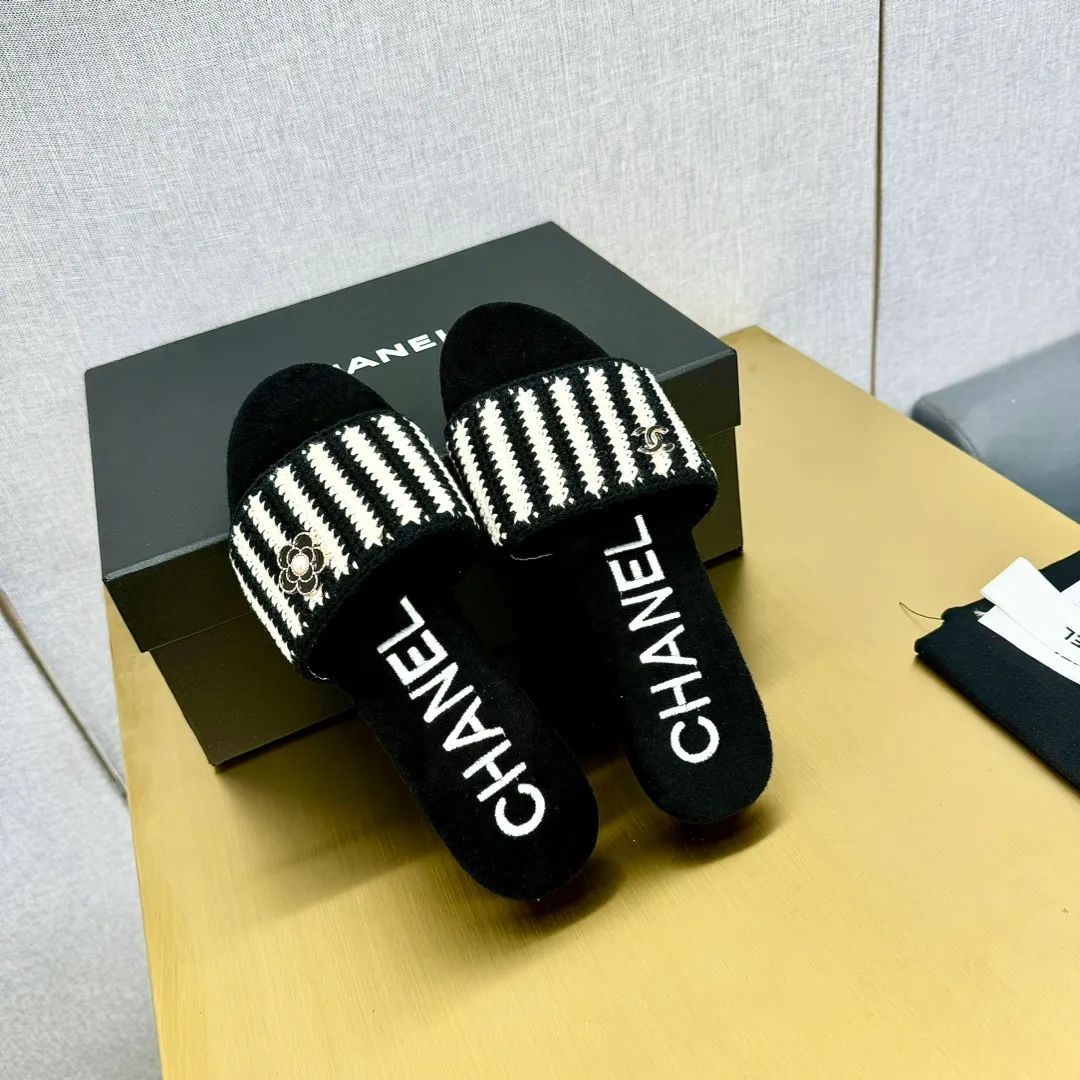 👟👟Ex-factory price 440👟👟 The top version of Chanel Chanel 24P catwalk style flip-flops, sandals. A pair of summer slippers that are super beautiful and increased in height. The cloth surface is younger and more fashionable than leather. The upper foot is too friendly for girls, a perfect height-increasing artifact! Upper: original customized cloth/calf leather lining: sheepskin water table/outsole: original molding, genuine leather outsole Size: 35-39 (40/41 customized)
